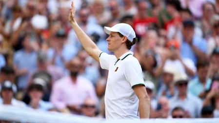 Jannik Sinner saluda tras vencer la semifinal de Wimbledon a Novak Djokovic