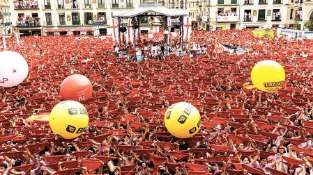 Tudelanos y visitantes levantan el pañuelo rojo a la espera del cohete anunciador de las fiestas de Santa Ana de 2025