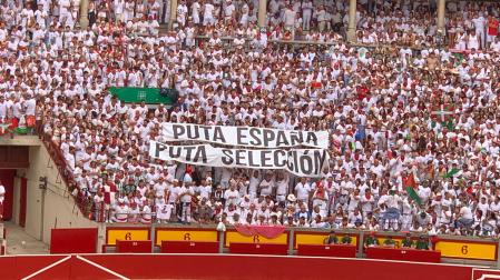 Las pancartas desplegadas al inicio de la corrida de toros este viernes en la Plaza de Toros de Pamplona