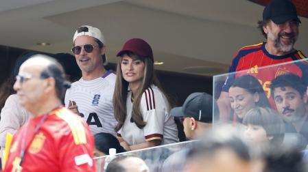 Brad Pitt (izda.), Penélope Cruz (centro) y Javier Bardem (dcha.) durante el España-Bélgica