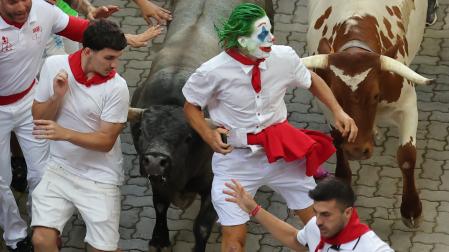 El 'Joker', con el móvil en la mano, corre hacia el callejón de la Plaza de Toros a escasa distancia de un astado