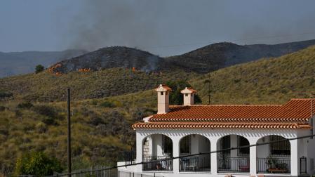 Vista de los restos del incendio en el municipio almeriense de Béda . La superficie afectada por el incendio forestal originado en Los Gallardos (Almería), con doce fallecidos, se ha elevado a 6.600 hectáreas