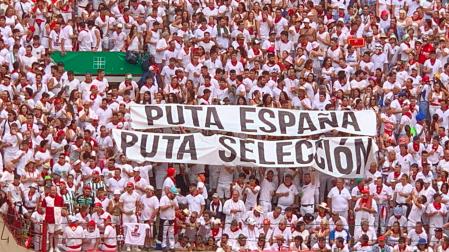 Las pancartas desplegadas al inicio de la corrida de toros este viernes en la Plaza de Toros de Pamplona