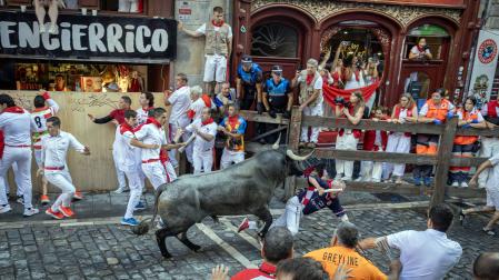El toro 'Cantito' arrolla a José María López en la curva de Mercaderes en el quinto encierro de San Fermín