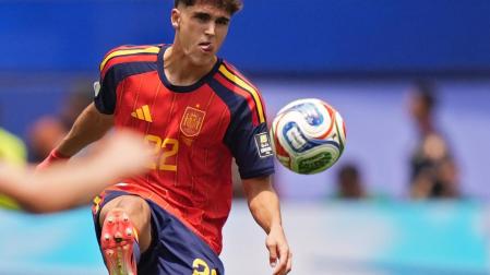 Pau Cubarsí, en una acción en el partido ante Bélgica