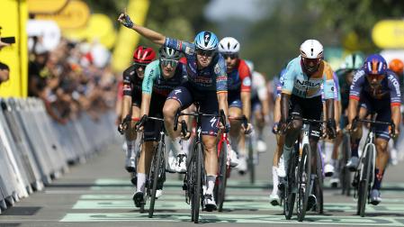 Tim Merlier, del Soudal Quick-Step celebra su triunfo en la meta de Bergerac