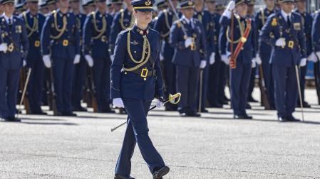 La princesa Leonor, durante el acto de entrega de los reales despachos de empleo de los tenientes de la Academia General del Aire y del Espacio en San Javier