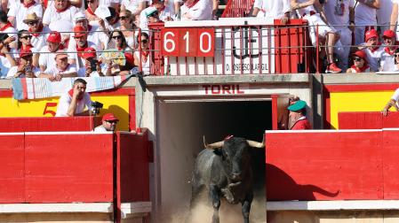 Los diestros Antonio Ferrera, Juan de Castilla e Isaac Fonseca ante los astados de José Escolar Gil en la quinta corrida de la Feria del Toro 2026