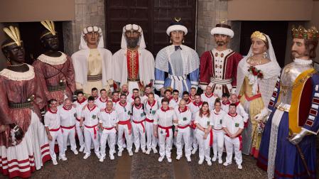 A* Jesús Garzaron F* 2026_07_09 T* Familiares que pertenecen a la comparsa de Gigantes y Cabezudos L* Palacio Ezpeleta, PAMPLONA