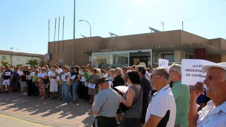 Vecinos de las localidades afectadas se concentran frente al Centro de Salud de Fustiñana
