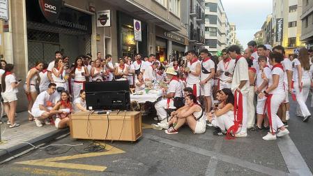Un grupo de jóvenes viendo este viernes 10 de julio el España-Bélgica en plena calle Amaya