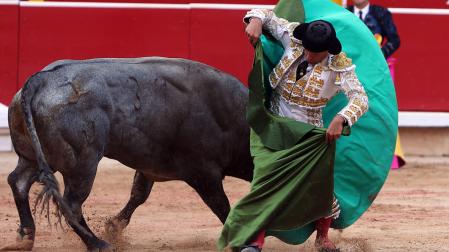 Los diestros Antonio Ferrera, Juan de Castilla e Isaac Fonseca ante los astados de José Escolar Gil en la quinta corrida de la Feria del Toro 2026