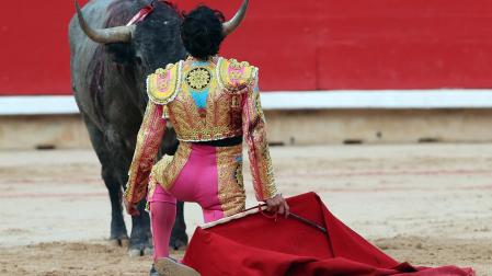 Los diestros Antonio Ferrera, Juan de Castilla e Isaac Fonseca ante los astados de José Escolar Gil en la quinta corrida de la Feria del Toro 2026