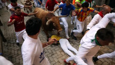 Fotos del corredor que ha quedado inconsciente en la bajada al callejón en el sexto encierro de San Fermín
