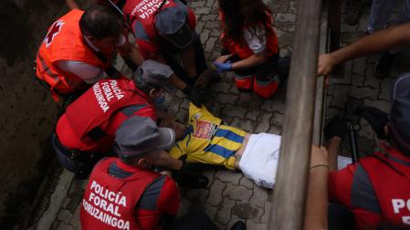 Fotos del corredor que ha quedado inconsciente en la bajada al callejón en el sexto encierro de San Fermín