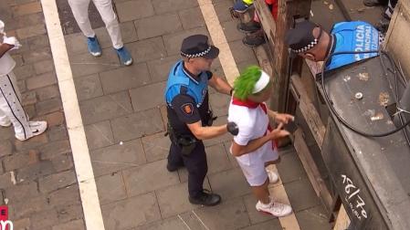 Vídeo: Momento en el que la Policía Municipal retira de nuevo al 'Joker' del recorrido del encierro