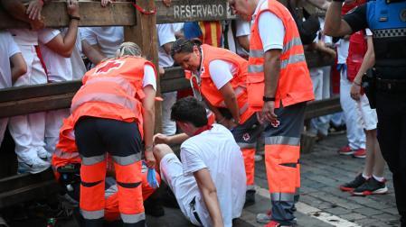 Miembros de Cruz Roja, durante una atención en el encierro