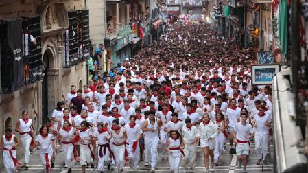 La calle Estafeta de Pamplona a la altura de la calle Javier, cuando el cordón policial ‘corta la cinta’ del encierro