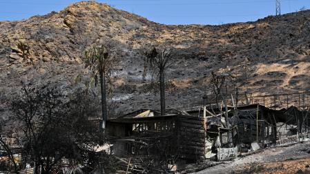 Vista del área calcinada en el municipio almeriense de Béda . La superficie afectada por el incendio forestal originado en Los Gallardos (Almería), con doce fallecidos, se ha elevado a 6.600 hectáreas