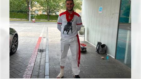 El pamplonés Miguel Gallo Martos, saliendo de Urgencias del Hospital Universitario de Navarra tras ser herido en el sexto encierro de San Fermín 2026