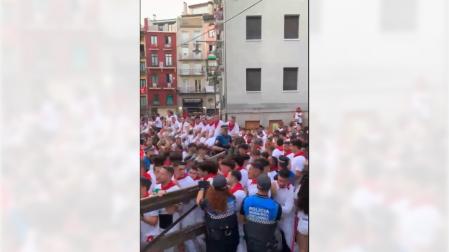 Vídeo: El recorrido del encierro, abarrotado de gente instantes antes de que se cierren las puertas para acceder este domingo