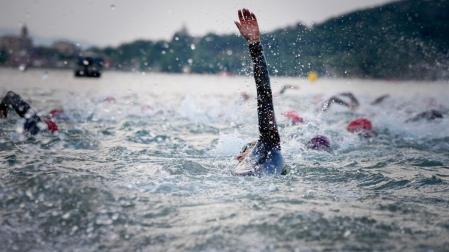Momento de la prueba de natación del Ironman de Vitoria