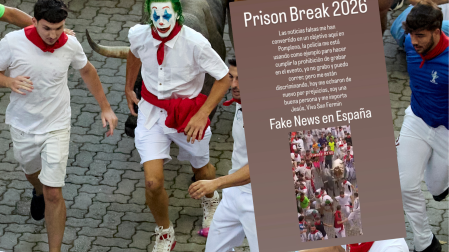 Joker con el móvil en la mano derecha en el callejón