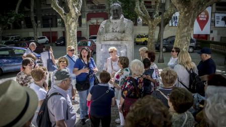 El busto de Hemingway sigue siendo parada en muchas visitas guiadas a Pamplona.