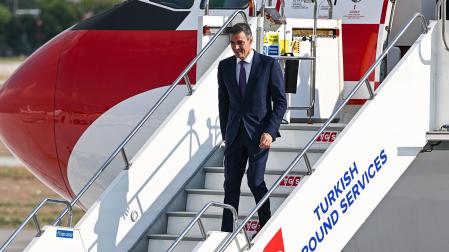 El presidente español Pedro Sánchez llega at aeropuerto de Ankara