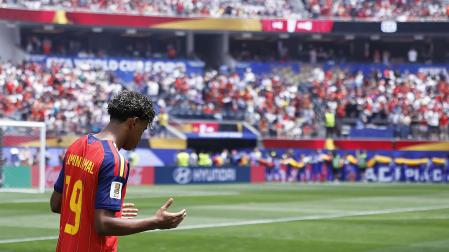 Lamine Yamal sale rezando al césped antes del choque contra Bélgica de los cuartos de final del Mundial 2026