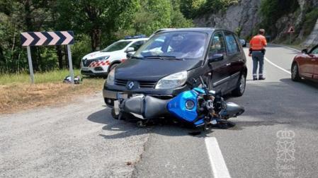 Fotografía del coche y la moto accidentados en el lugar del suceso
