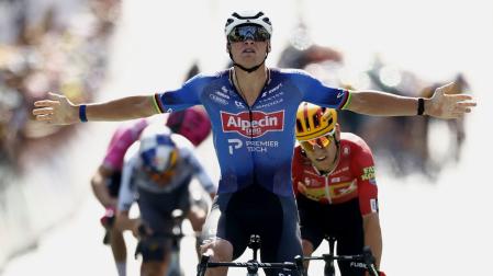 Mathieu van der Poel cruzando la línea de meta en la etapa de este lunes, 12 de julio del Tour de Francia