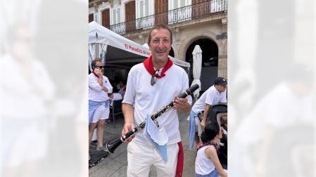Ramis posa con un clarinete de La Pamplonesa, en la Plaza del Castillo