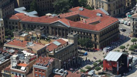 El edificio del Palacio de Navarra, sede del Gobierno de Navarra, al fondo, en esta imagen aérea tomada el pasado 9 de julio