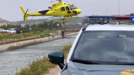 Un helicóptero del Gobierno de Navarra cogiendo agua del canal