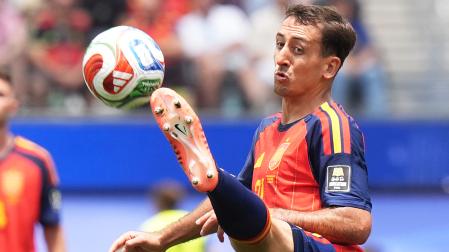 Mikel Oyarzabal doma el balón durante el choque de cuartos de final contra Bélgica