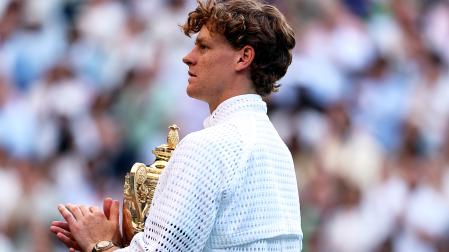 Jannik Sinner sujeta el trofeo tras hacerse con su segundo Wimbledon