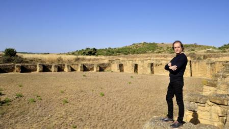 Alberto Urroz Jaurrieta, en el depósito de aguas de las ruinas romanas de Andelos, en 2023