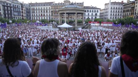 Aspecto que presentaba la Plaza del Castillo en la concentración de condena por las agresiones sexistas en Sanfermines