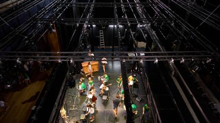 La Escuela de Música de Lesaka prepara un espectáculo bajo un entramado de varas