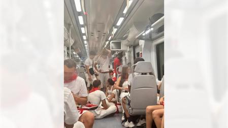 Jóvenes que regresaban a casa tras disfrutar de las fiestas de San Fermín, en los pasillos del tren