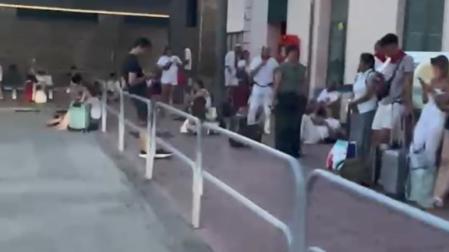 Decenas de personas esperando al tren en el exterior de la estación de Pamplona
