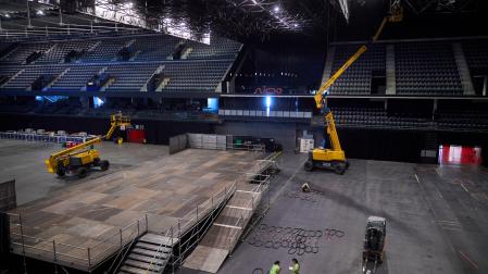 Varios operarios trabajan en la pista del Navarra Arena para preparar los conciertos de La Reina delFlow, Carlos Rivera, Romeo Santos y Prince Royce y Deep Purple