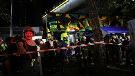 Bomberos y efectivos de emergencias, en el exterior del bar donde se ha producido el incendio
