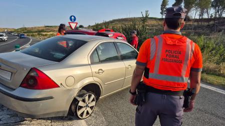 Momento en que la Policía Foral interceptó el automóvil del conductor imputado en el cruce de Los Abetos