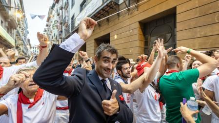 El subdirector de La Pamplona, Carlos Garcés, dirige las Dianas por la calle Mayor