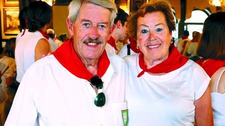 Aurelio Martín y su esposa, María Jesús Pérez, en el baile de la Alpargata en las fiestas de San Fermín de Pamplona