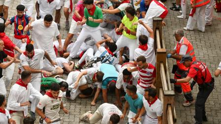 Imagen de corredores caídos en el encierro de este lunes.