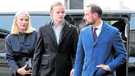 Marius Borg Hoiby, acompañado de los príncipes Mette Marit y Haakon de Noruega