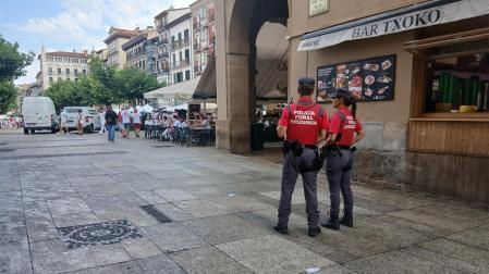 Dos agentes de la Policía Foral, en la Plaza del Castillo
